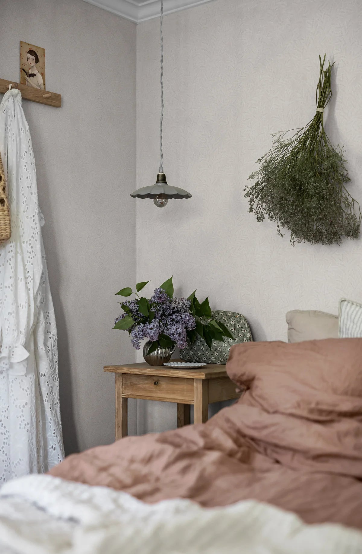 MOLLY’S MEADOW Plant Pattern Wallpaper in Off-White