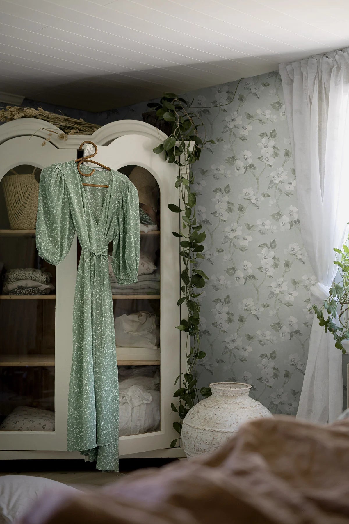 HELEN'S FLOWER Gray-Green Floral Pattern Wallpaper with White