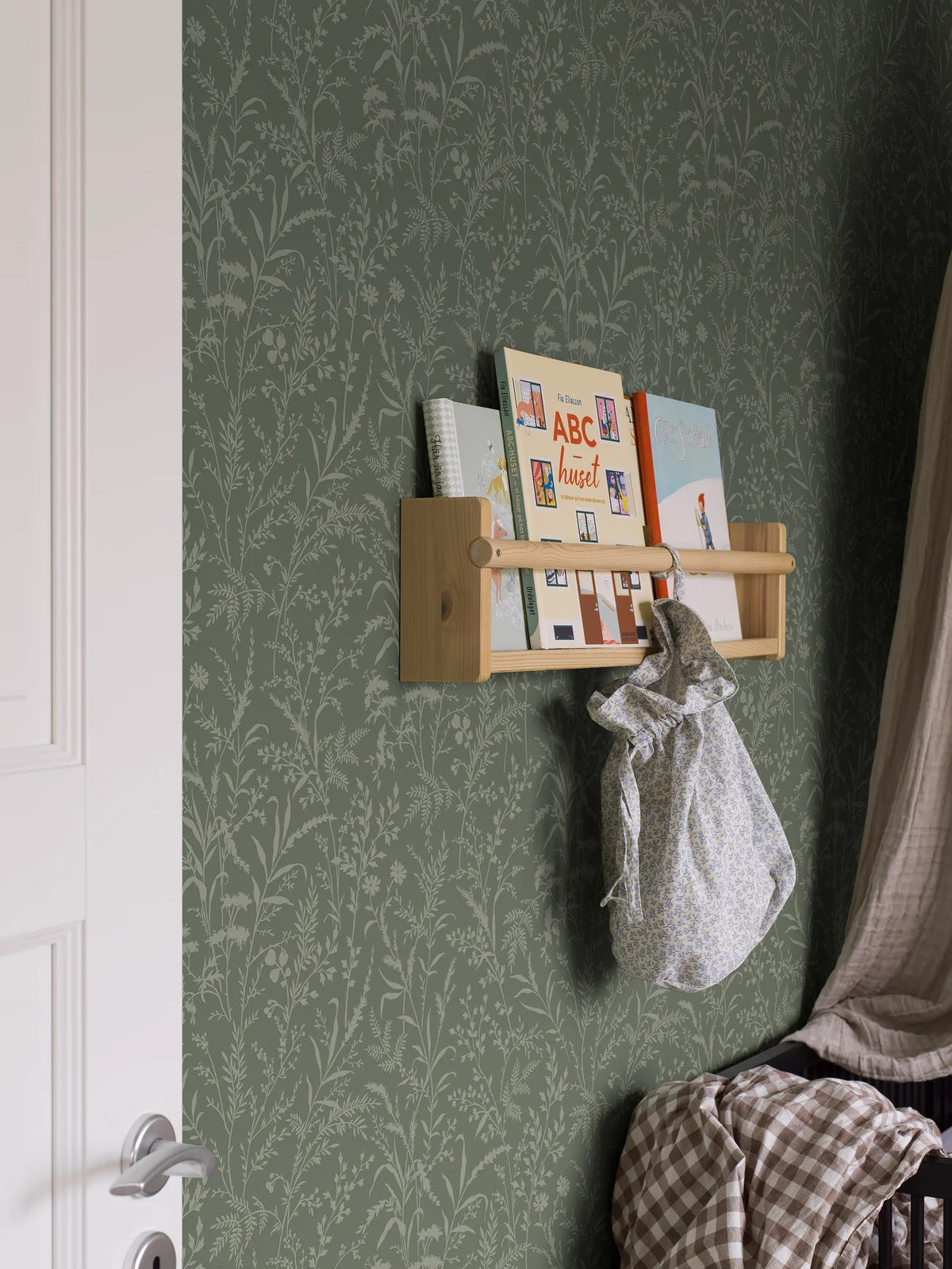 Non-woven paper wallpaper with a floral pattern FLORIAN green