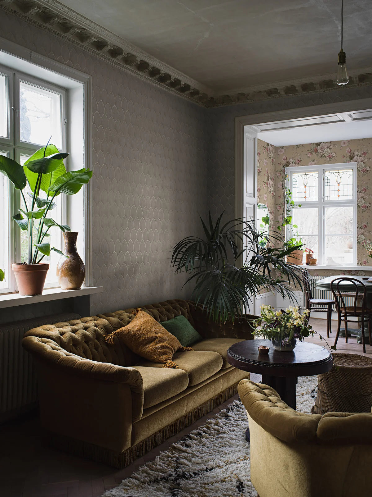 Wallpaper with geometric arch pattern GOLDEN ARCHES brown