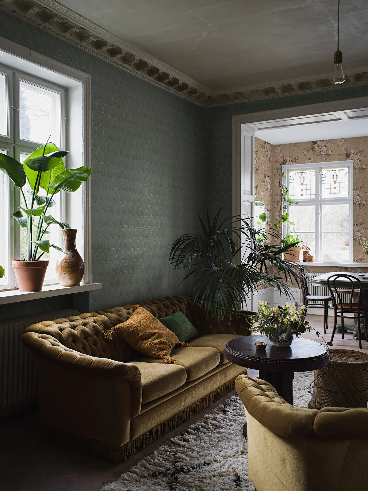 Wallpaper with a geometric pattern of arches GOLDEN ARCHES green