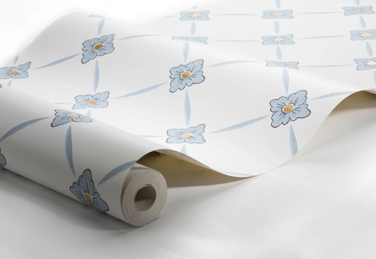 Non-woven paper wallpaper with a botanical pattern LINNÉ warm white with blue