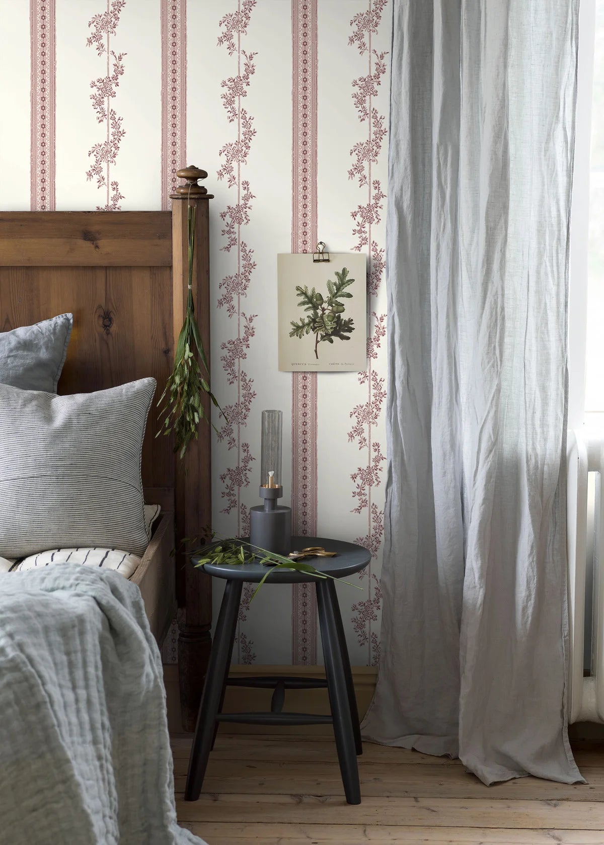 Non-woven paper wallpaper with a floral pattern DROTTNINGHOLM pink with cream