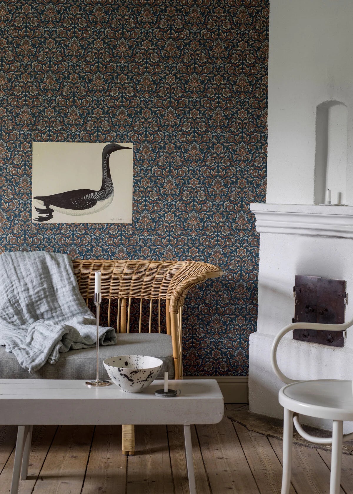 Non-woven paper wallpaper with a floral pattern FOGLAVIK brown with blue