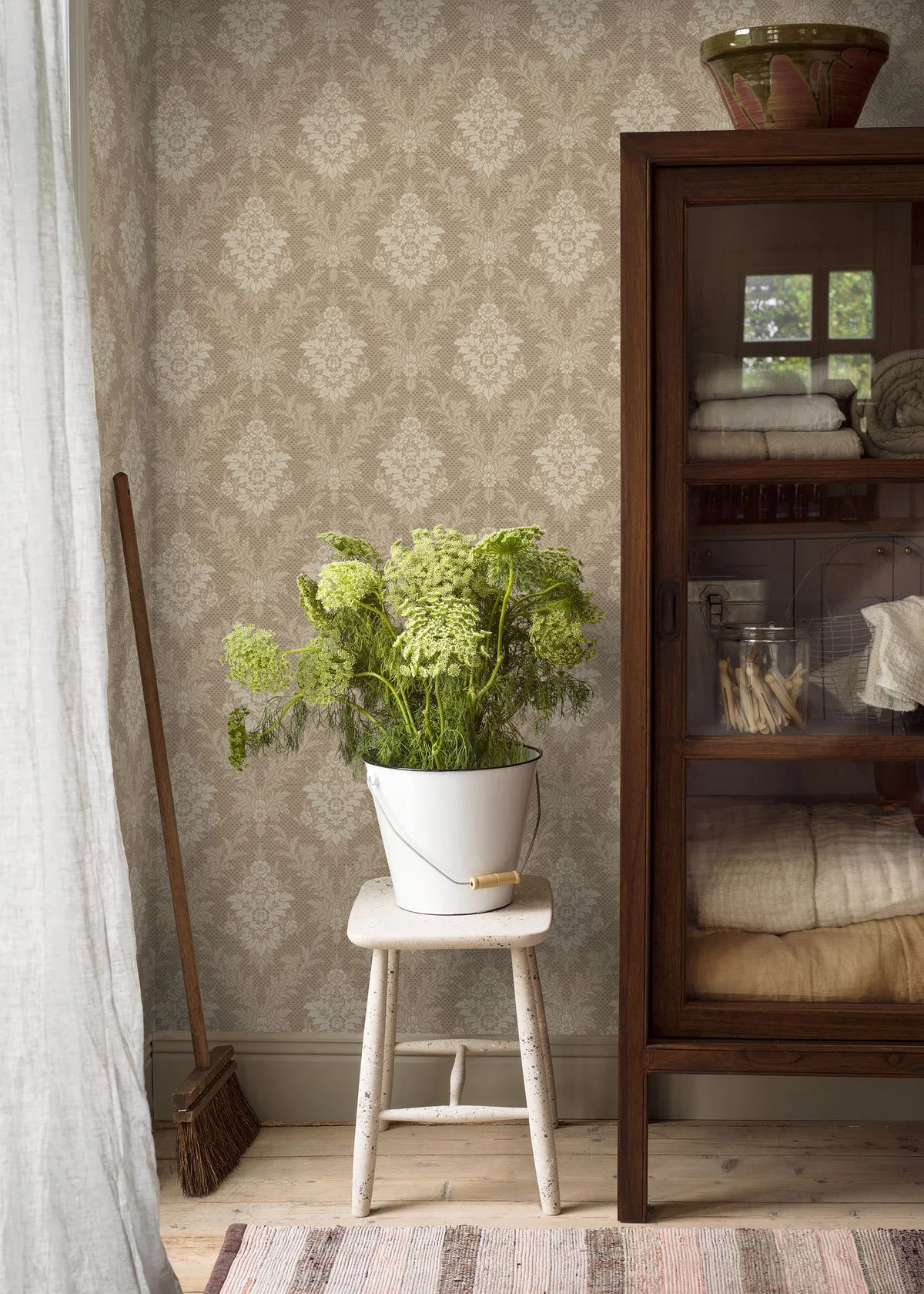 Non-woven paper wallpaper with a floral pattern SOFIA brown with beige