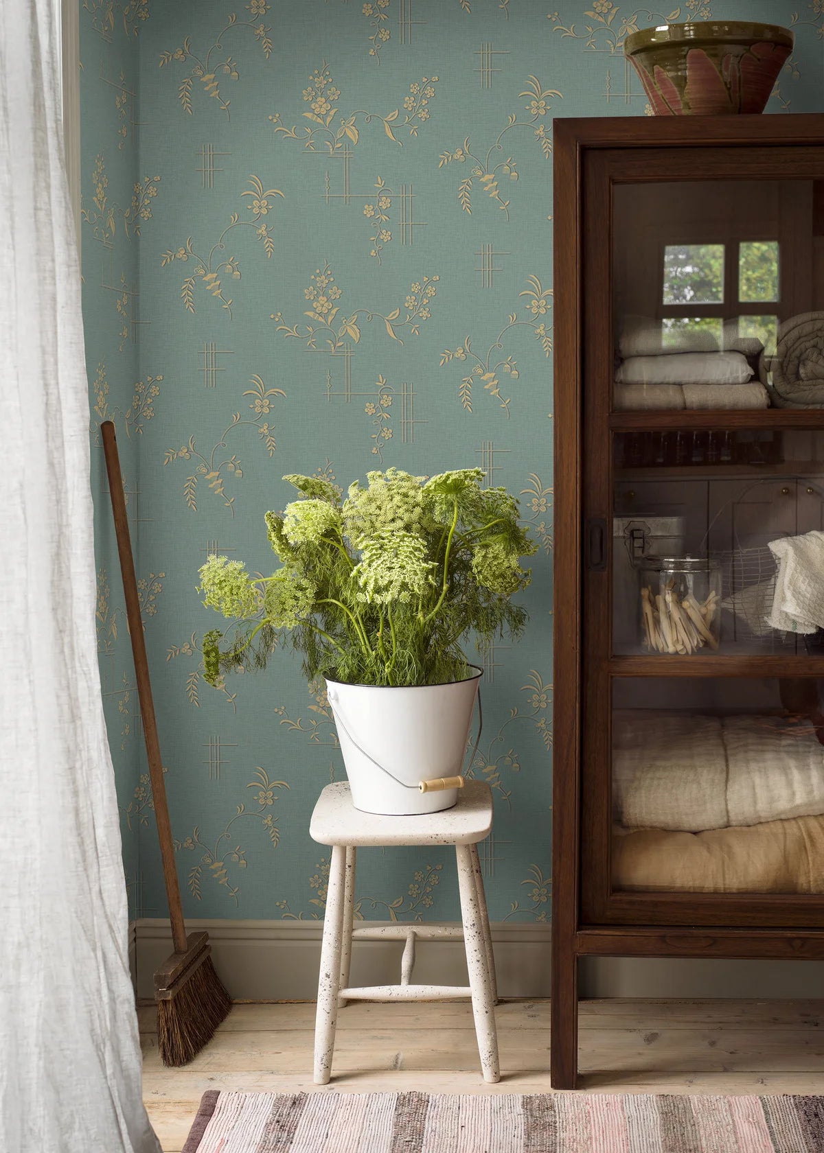 Non-woven paper wallpaper with a plant pattern ULRICEHAMN turquoise green