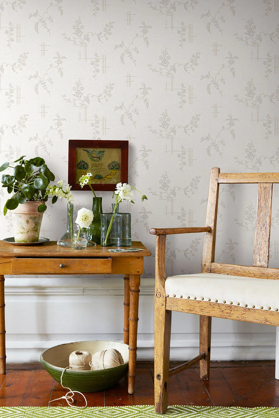 Non-woven paper wallpaper with a plant pattern ULRICEHAMN broken white with silver