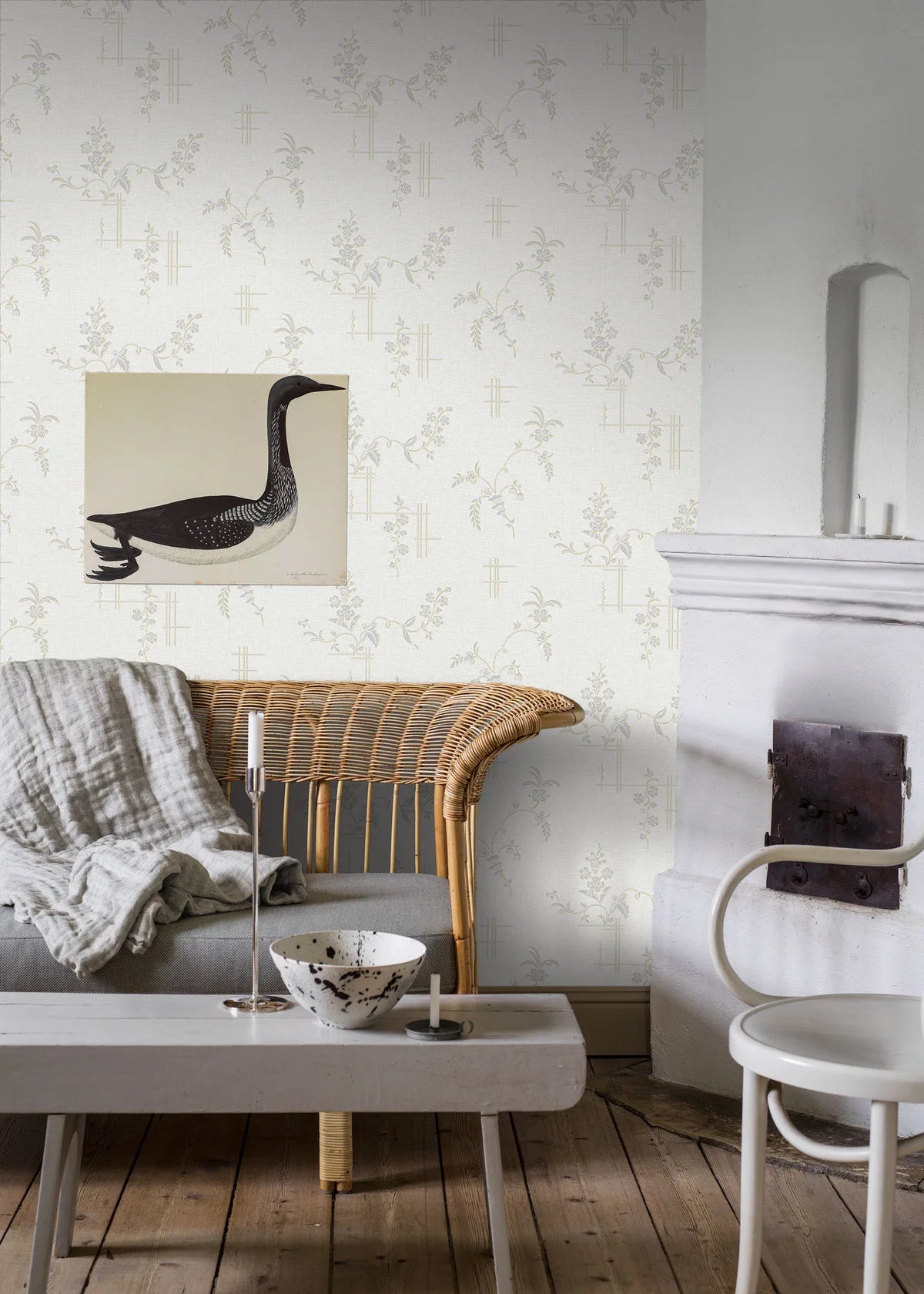 Non-woven paper wallpaper with a plant pattern ULRICEHAMN broken white with silver