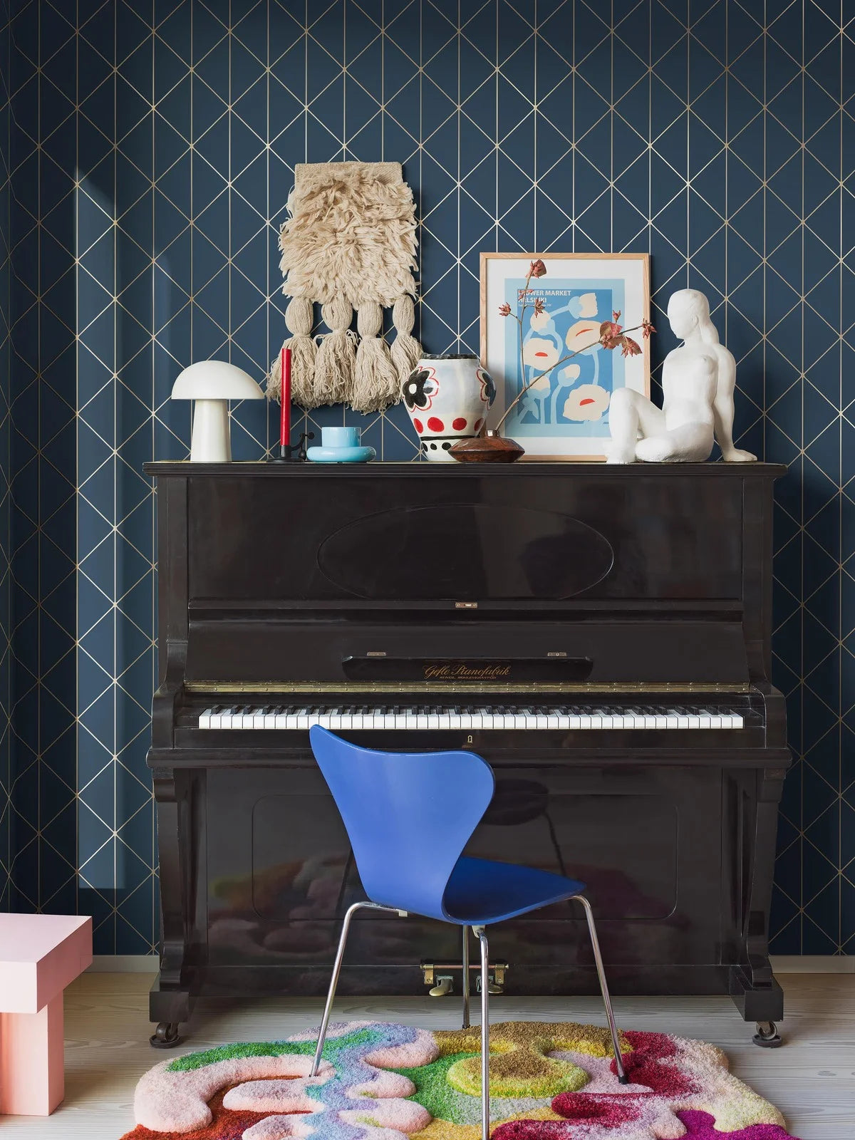 Non-woven paper wallpaper with a geometric DIAMONDS pattern in navy blue with gold