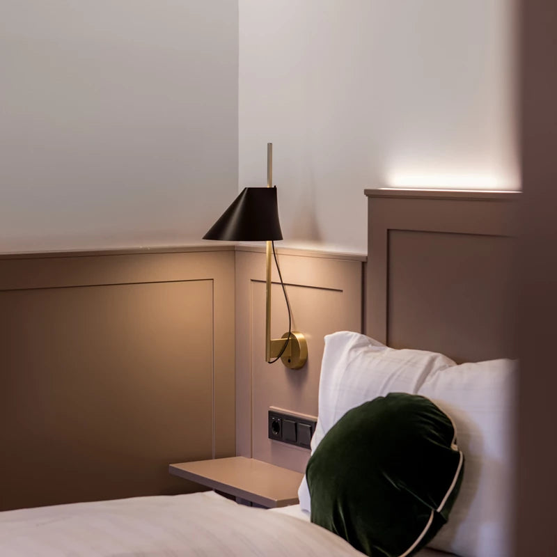 Lampa ścienna YUH czarny z mosiężną podstawą