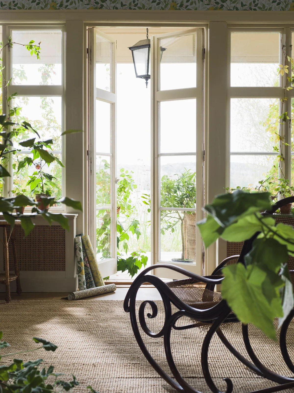 Non-woven paper wallpaper with a plant pattern CITRONTRÄD white with green