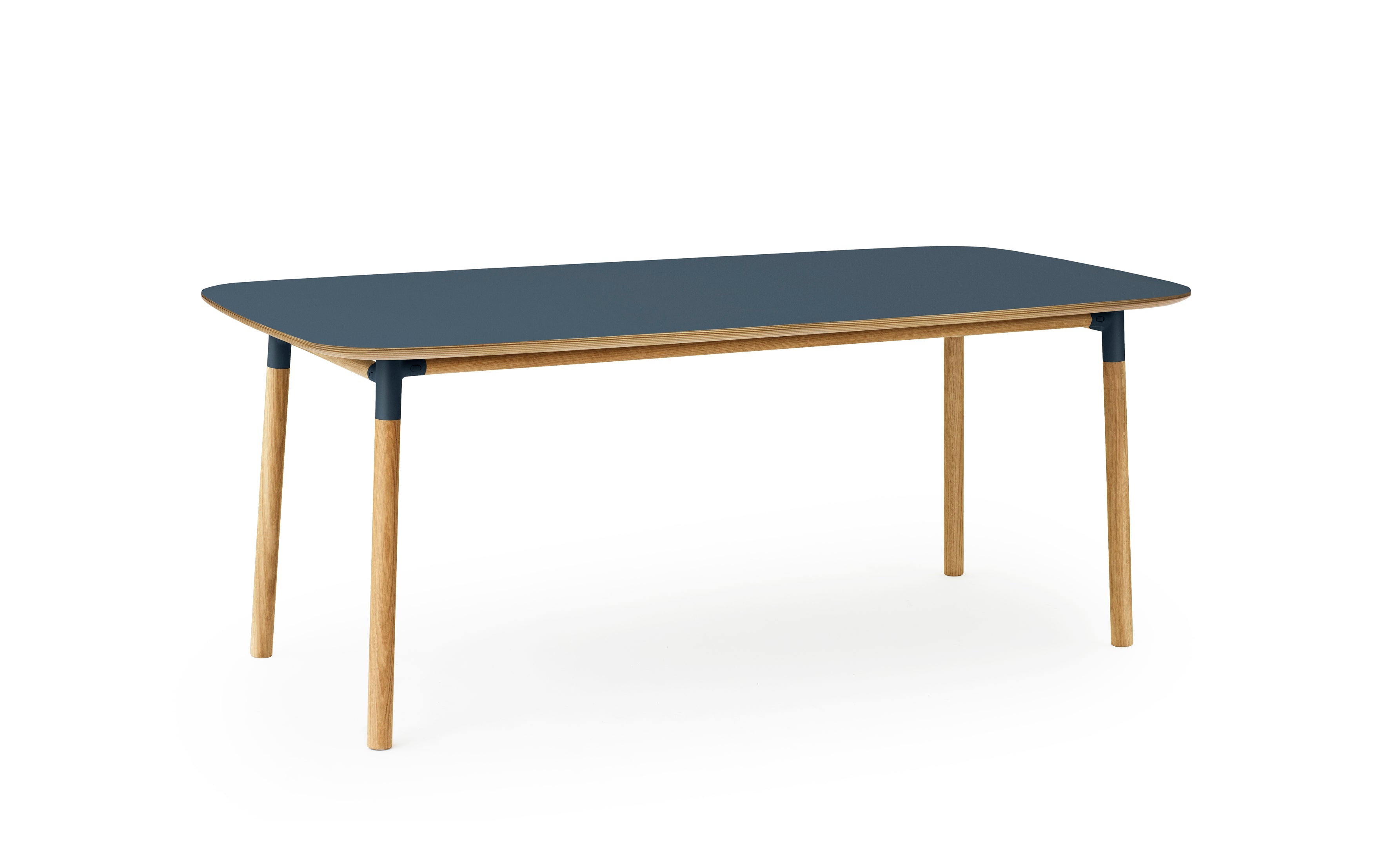 Blaue Topformen mit einer Eichenbasis