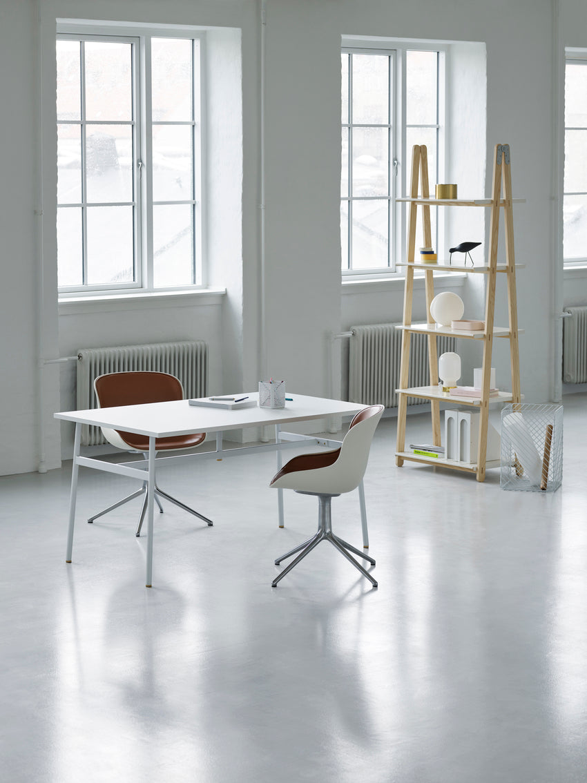 HYG 4L Gray UPHOLEGULED UPHOLESTAGE chair with an aluminum base