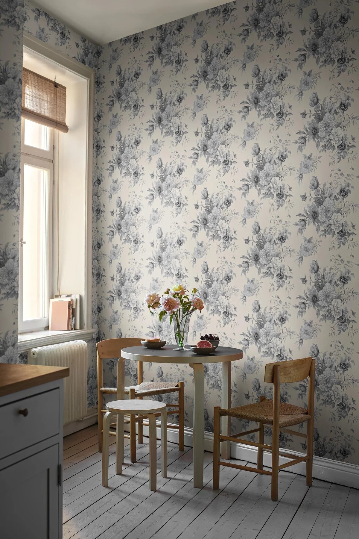 Non-woven paper wallpaper with a floral pattern FLORAL CHARM warm white with blue