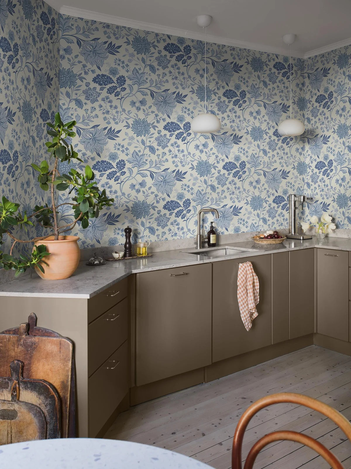 Non-woven paper wallpaper with a floral pattern ALICIA warm white with blue