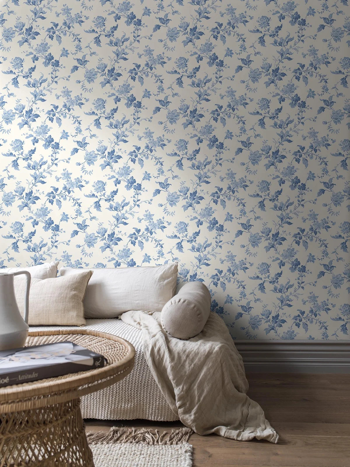 Non-woven paper wallpaper with a floral pattern BLOMSLINGA white with blue