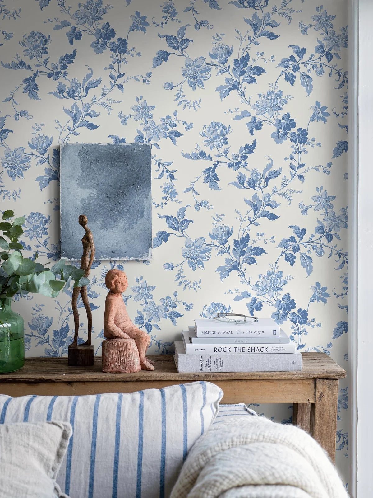 Non-woven paper wallpaper with a floral pattern BLOMSLINGA white with blue
