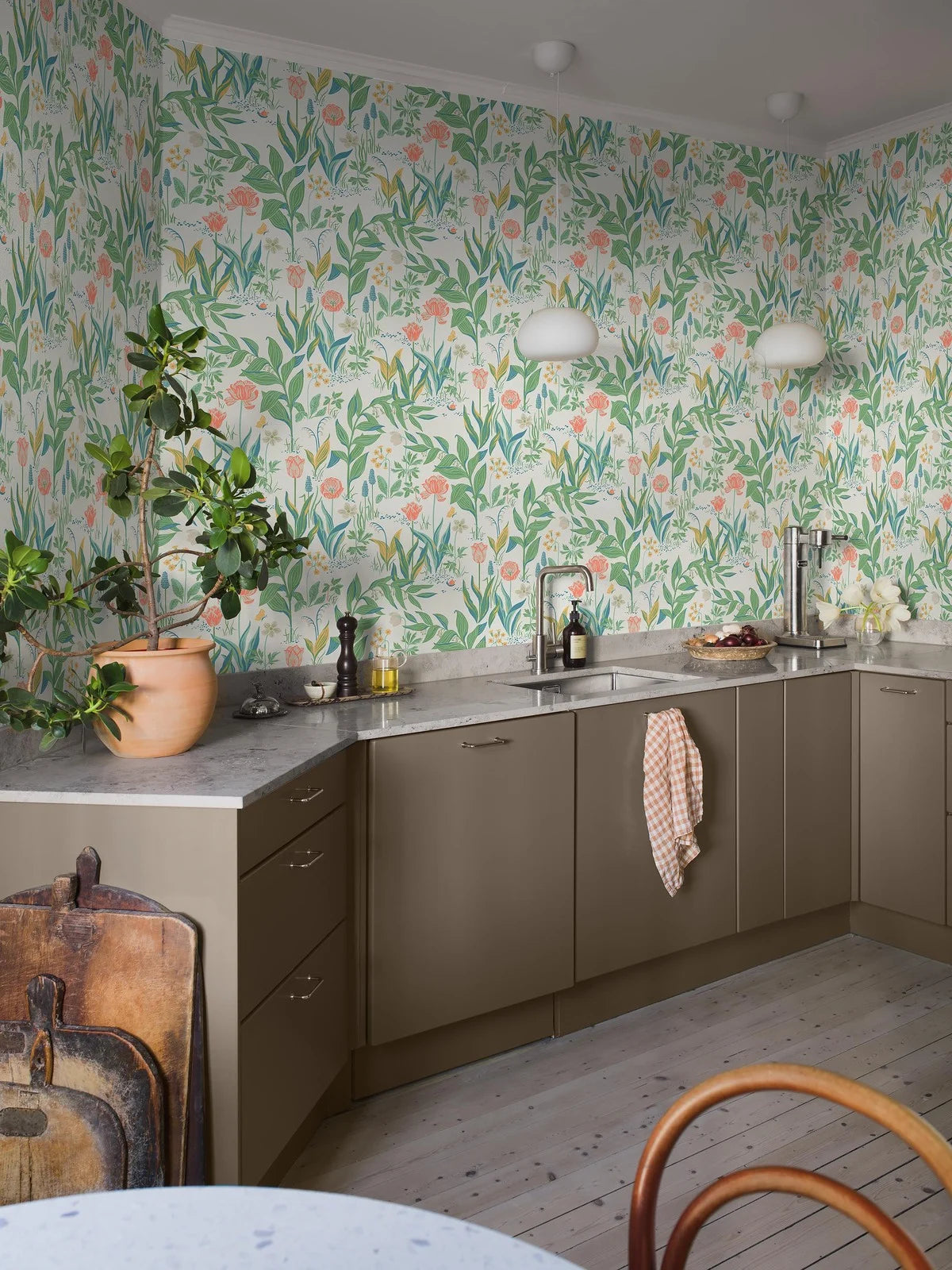 Spring Garden Floral Pattern Wallpaper in White and Green