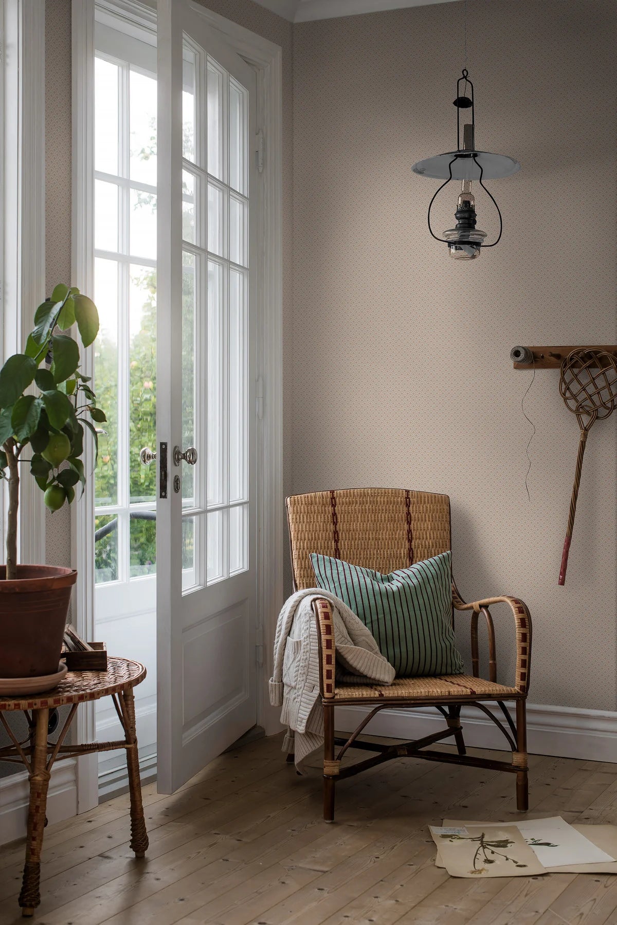 Geometric Wallpaper with Daisy Flower Motif in Brown