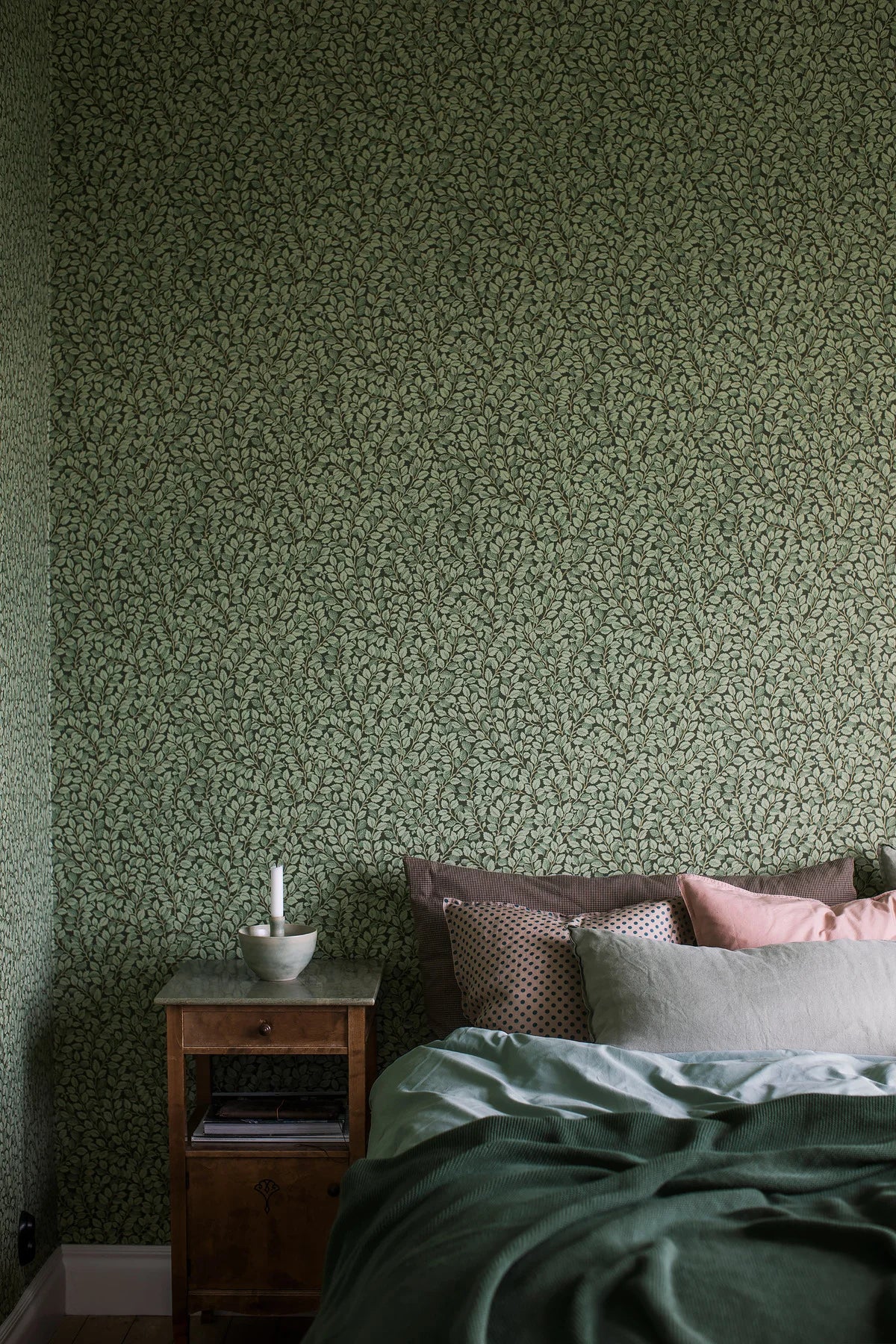 Wallpaper with a green leaf plant motif HAZEL