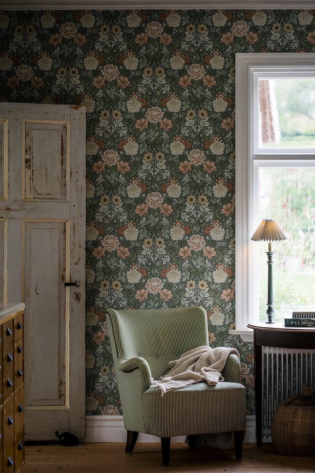 Non-woven paper wallpaper with a floral pattern DAHLIA GARDEN green with cream and pink