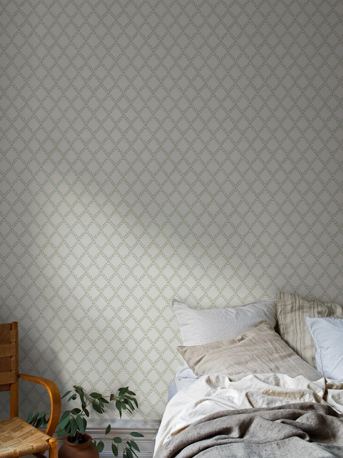 Wallpaper with geometric plant pattern of TRELLIS LEAVES in white and green
