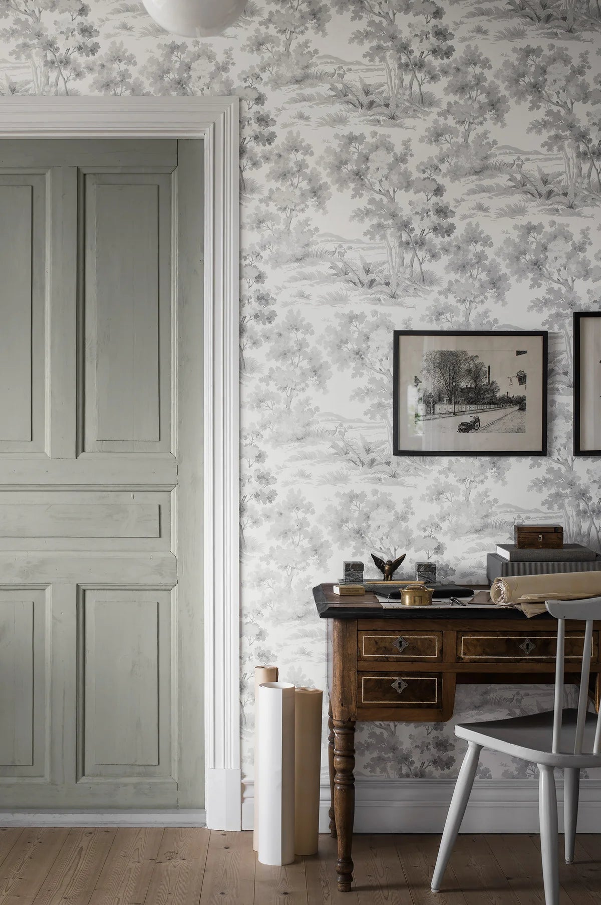 Non-woven paper wallpaper with a botanical pattern COUNTRYSIDE MORNING white with gray