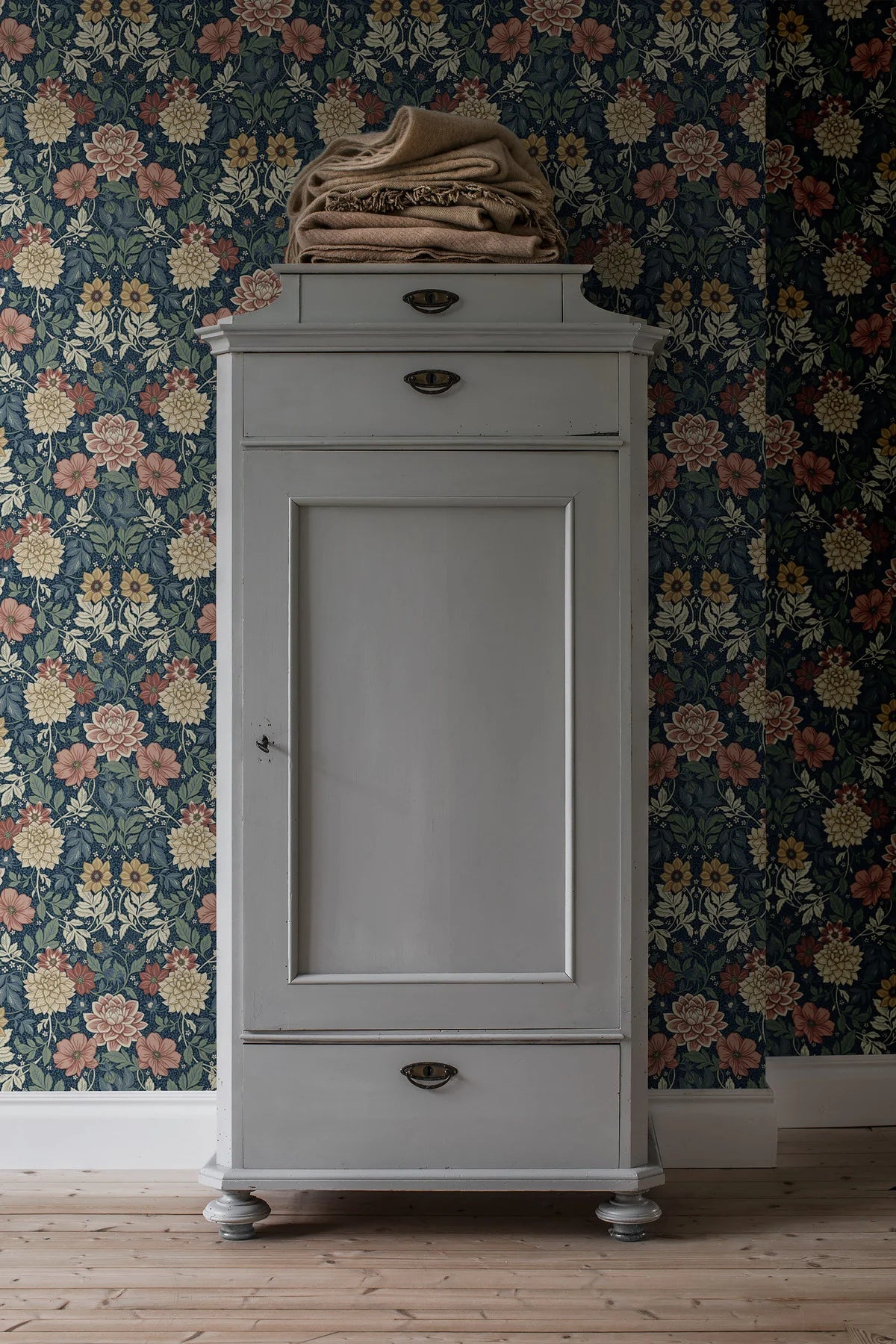 Non-woven paper wallpaper with a floral pattern DAHLIA GARDEN dark blue with beige and pink