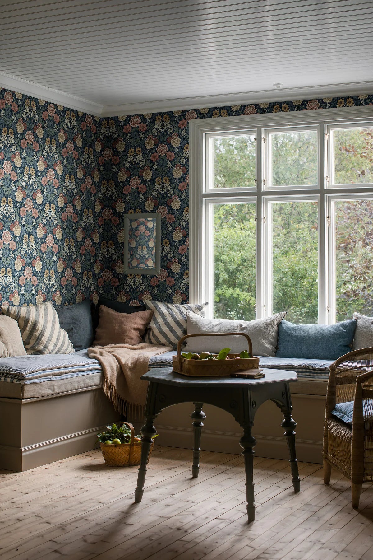 Non-woven paper wallpaper with a floral pattern DAHLIA GARDEN dark blue with beige and pink