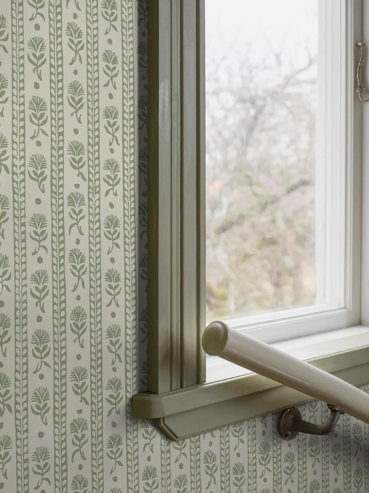 Non-woven paper wallpaper with a plant pattern NEJKILERAND green with white