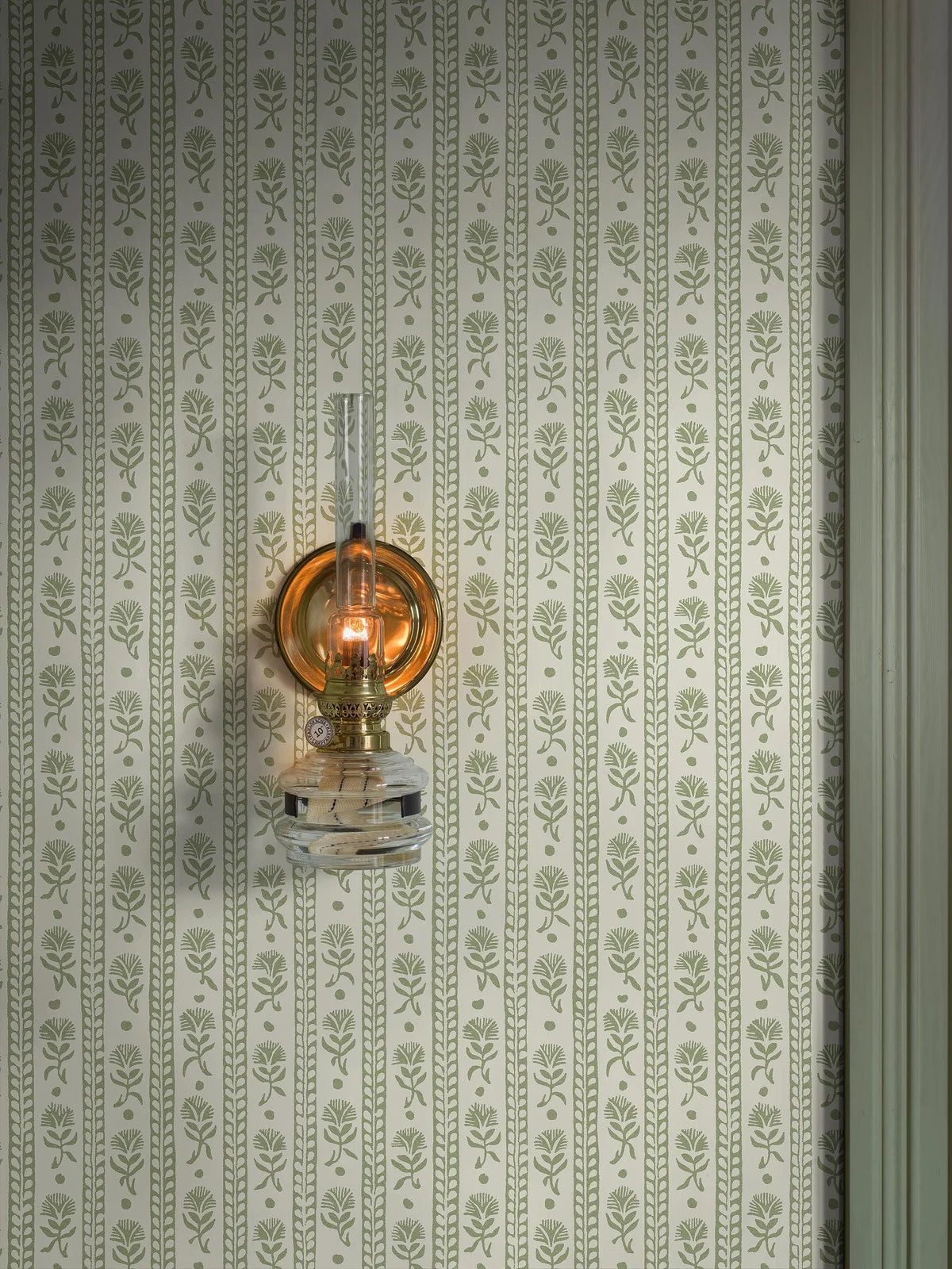 Non-woven paper wallpaper with a plant pattern NEJKILERAND green with white