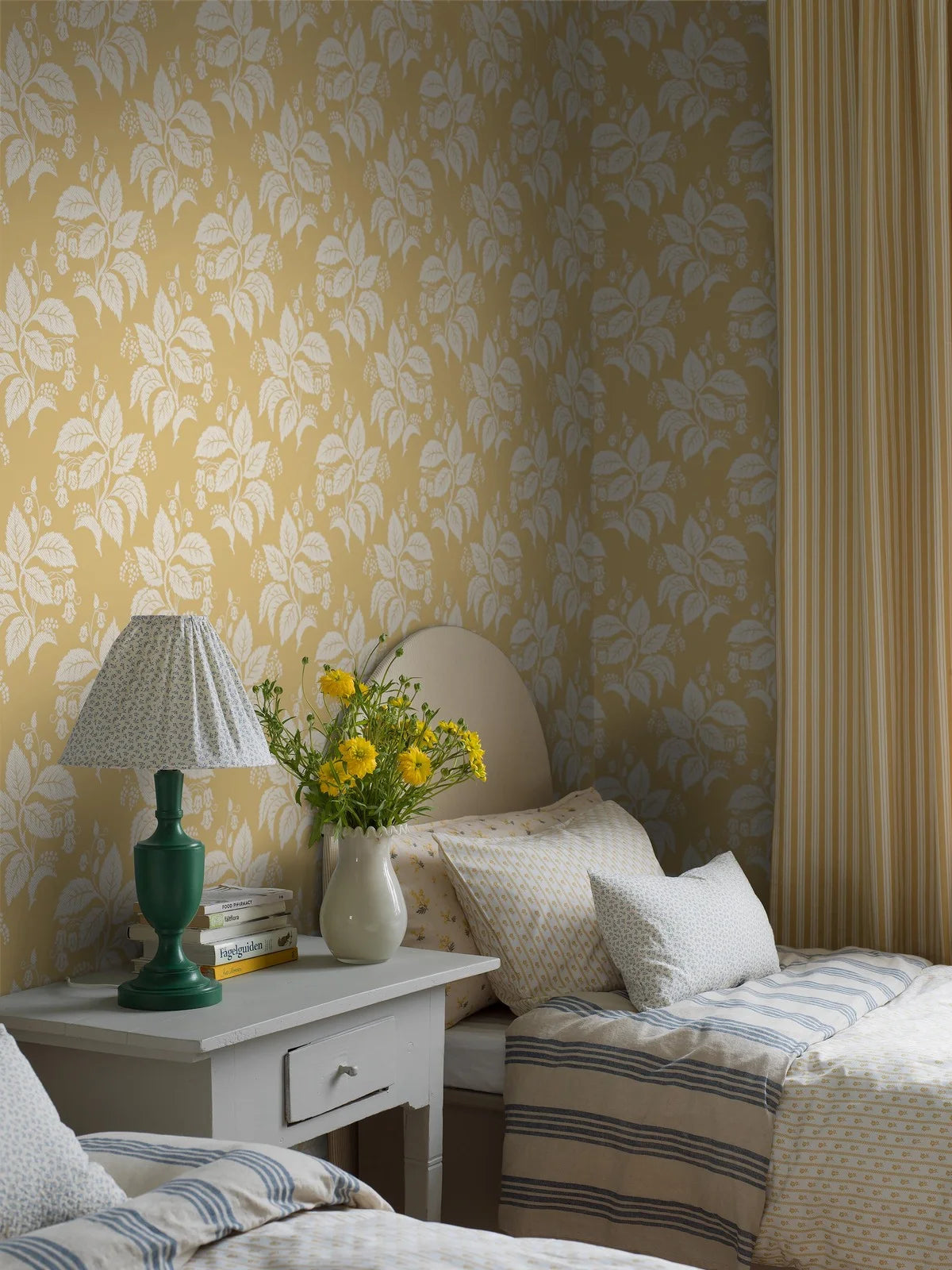 Non-woven paper wallpaper with a plant pattern TENGBERGSKA yellow with white