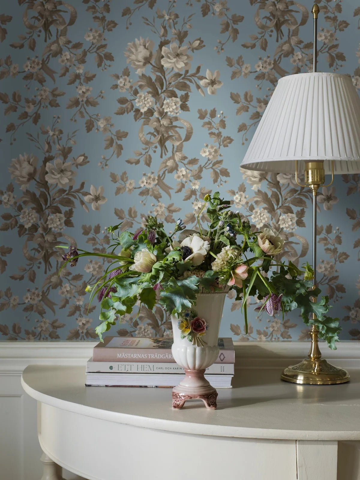 Non-woven paper wallpaper with a botanical pattern TULLGARN blue with green