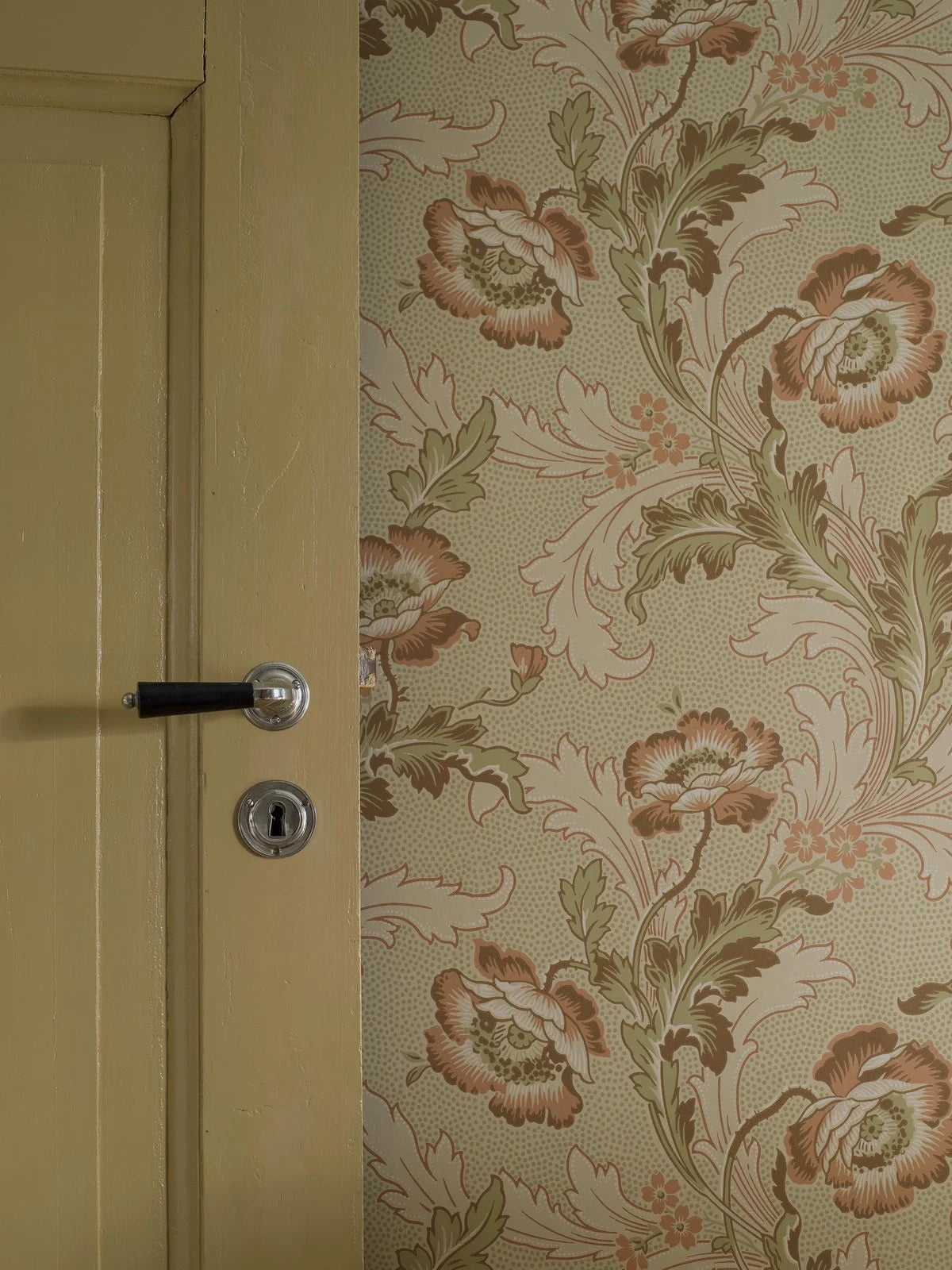 Non-woven paper wallpaper with a botanical pattern GÖTEBORG beige with green