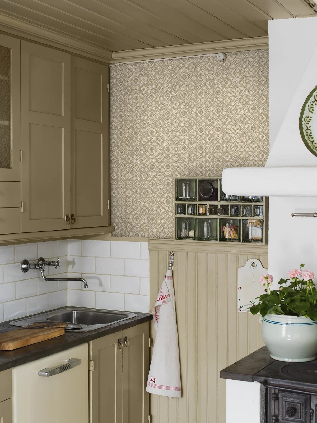 Non-woven paper wallpaper with geometric pattern FRIEDRICH golden-beige