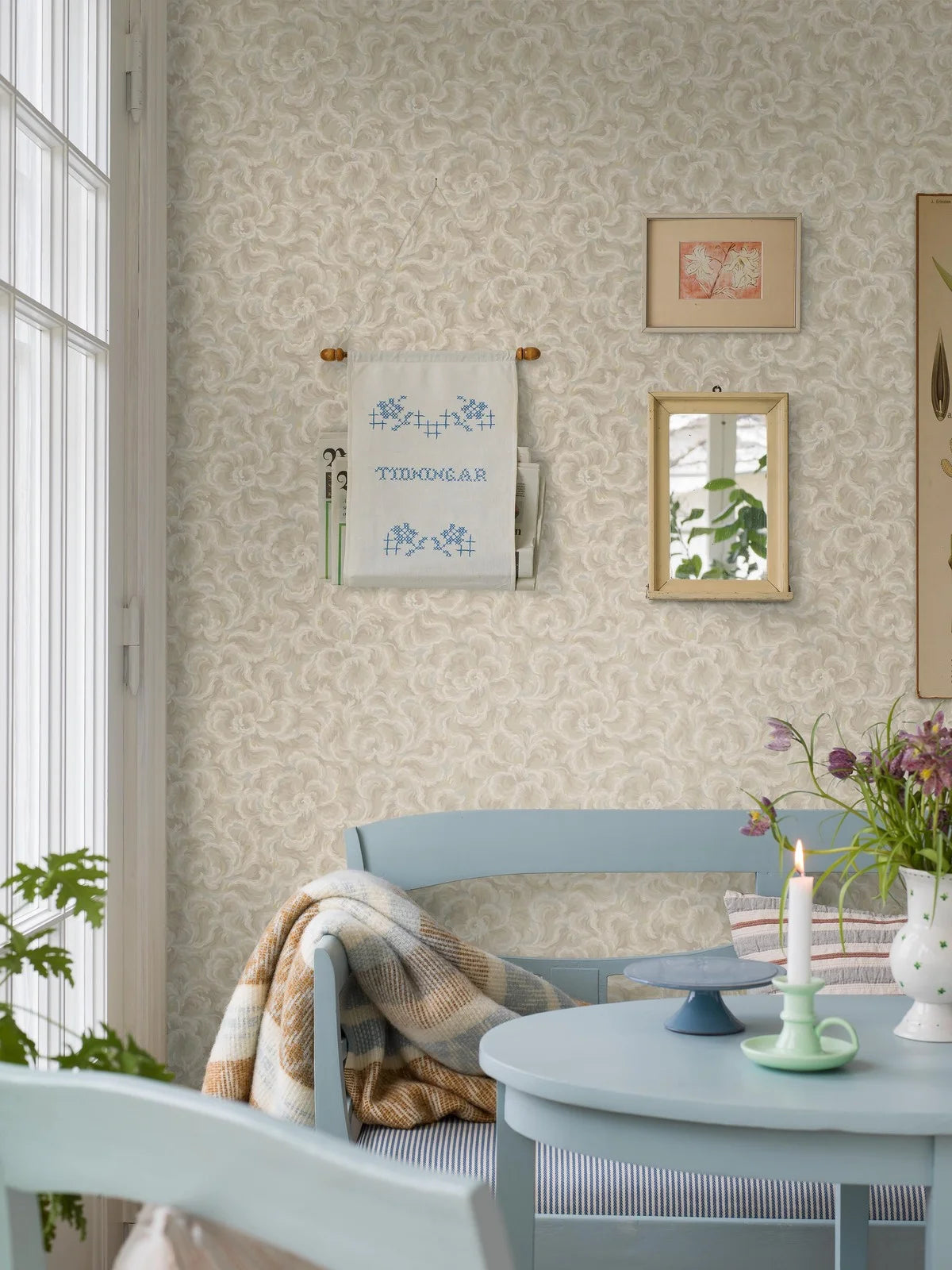 Non-woven paper wallpaper with a botanical pattern ÄNGGÅRDEN beige