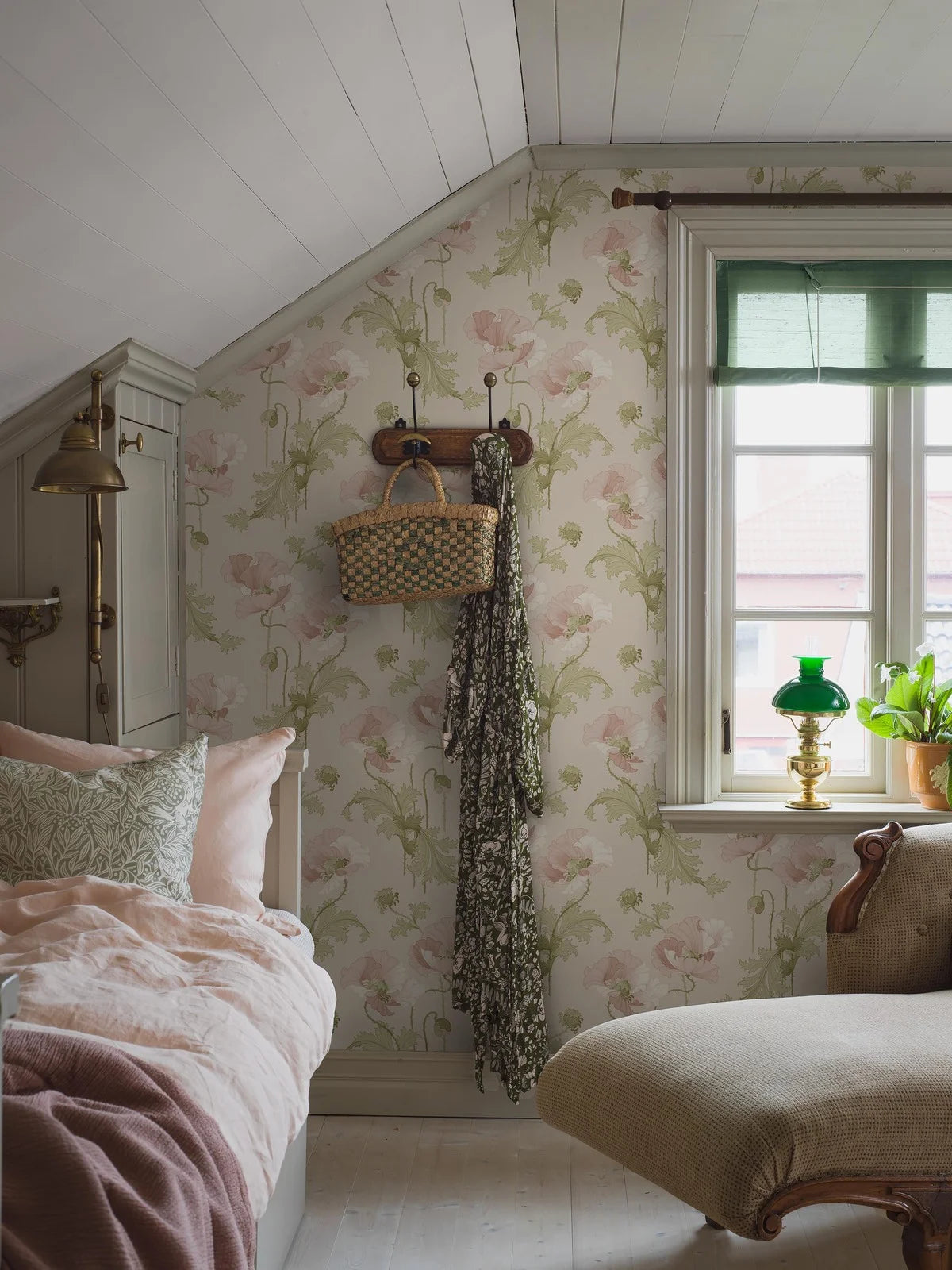 Non-woven paper wallpaper with a floral pattern VALLMO light beige with pink