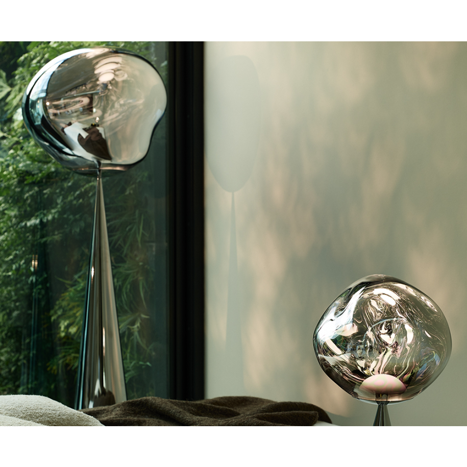 Unterirdische Stehlampe mit einer silbernen Basis schmelzen