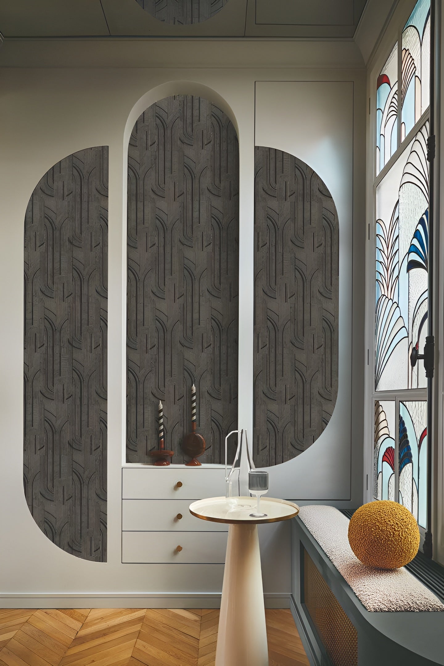 Metallic wallpaper with a geometric striped pattern PORTE DORÉE - KAKI CLAIR/NACRÉ khaki with a pearlescent finish