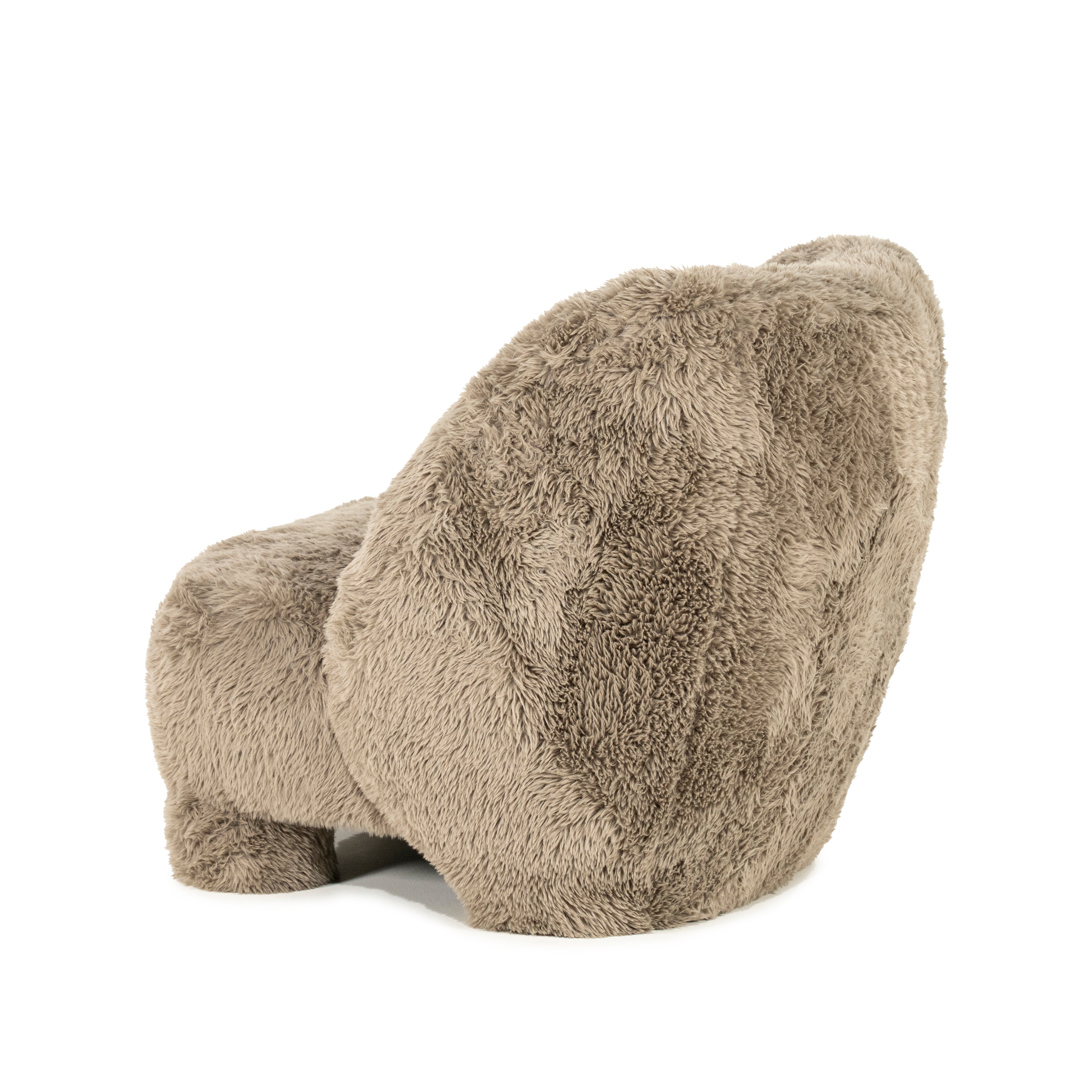 Fotel SAMSON aus taupe-farbenem Fell