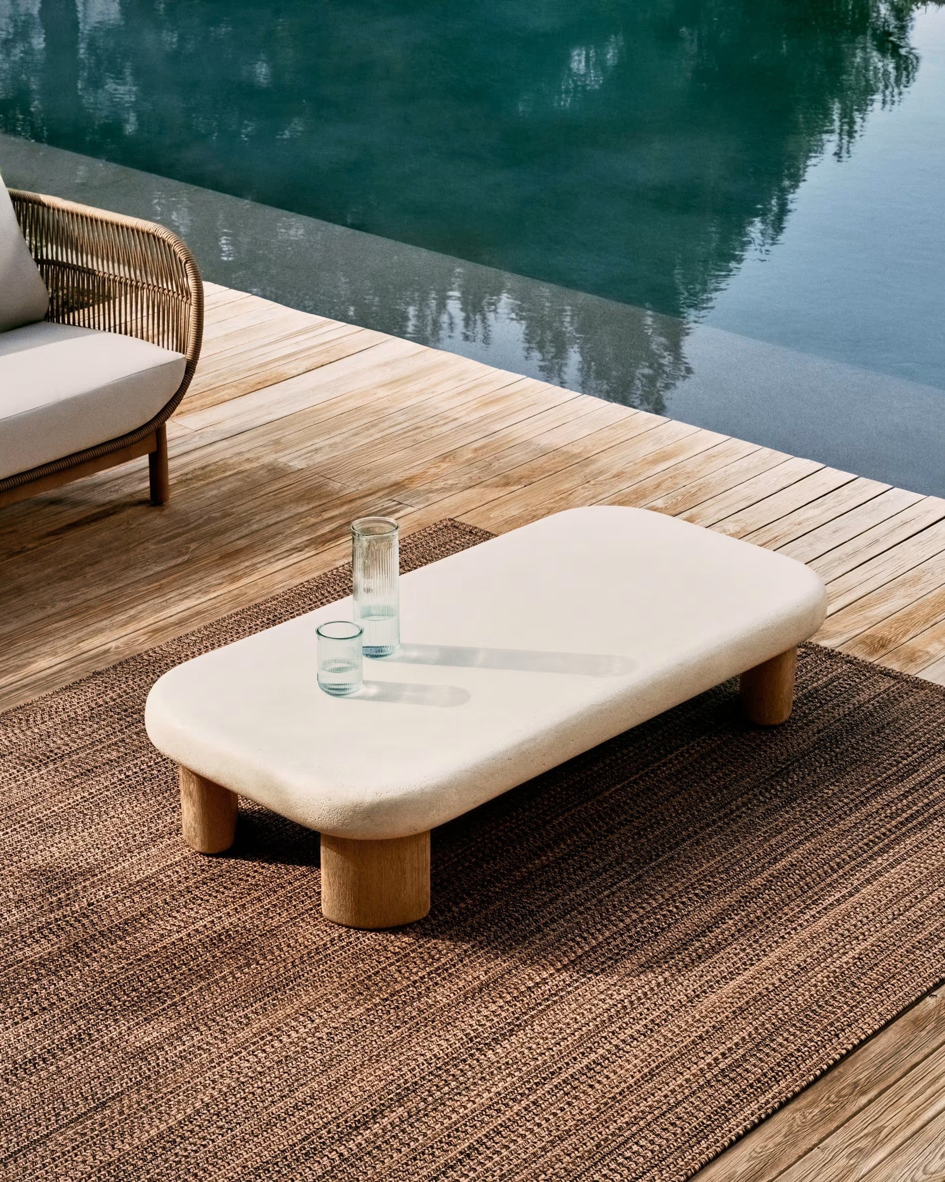 LABRA Outdoor-Couchtisch aus Zement und Akazienholz 