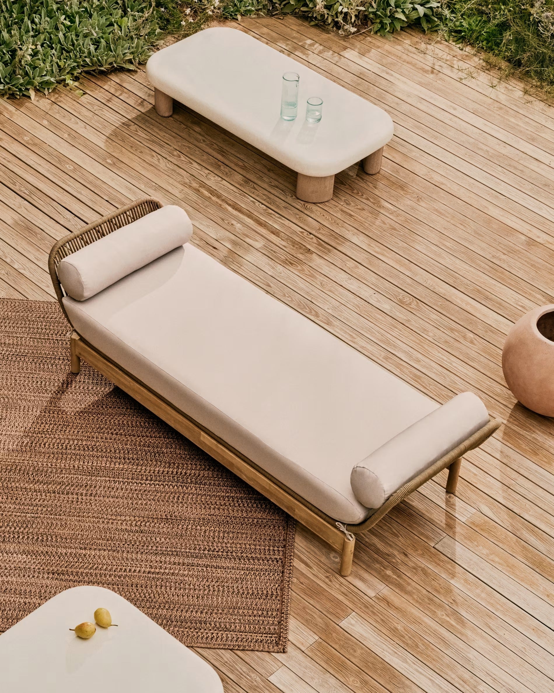 LABRA Outdoor-Couchtisch aus Zement und Akazienholz 
