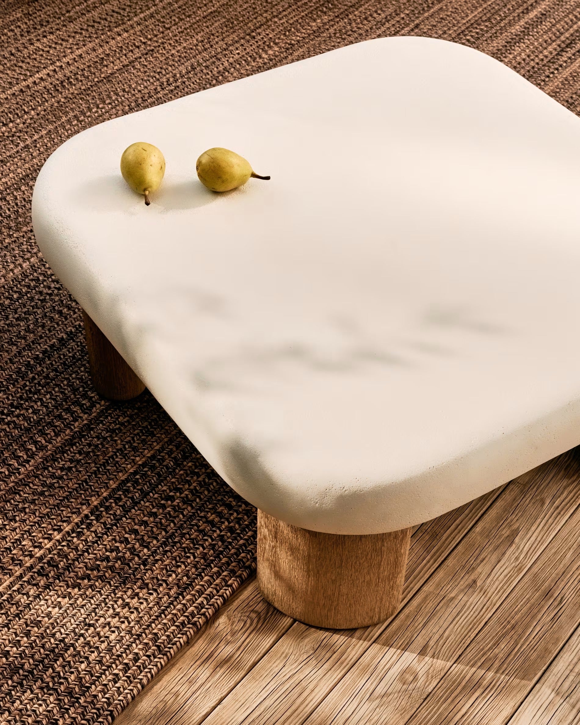 LABRA Outdoor-Couchtisch aus Zement und Akazienholz 
