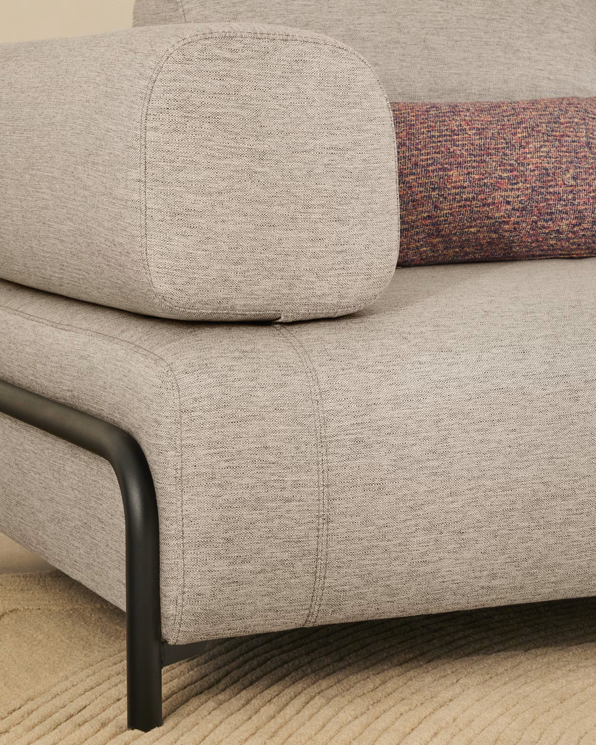 Sofa 2-sitzig mit Armlehnen COMPO grau-beige mit schwarzem Gestell