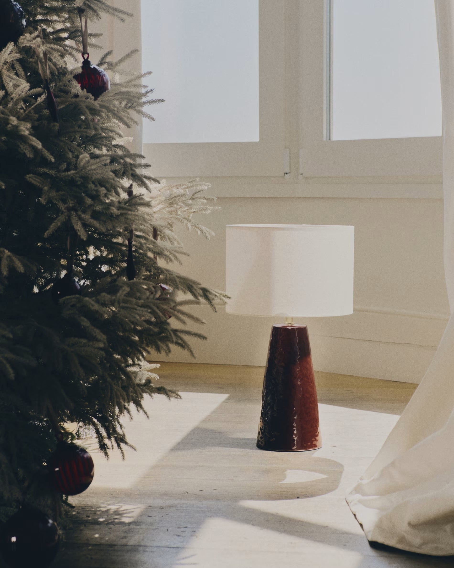 DRAVA table lamp in burgundy with a cotton shade