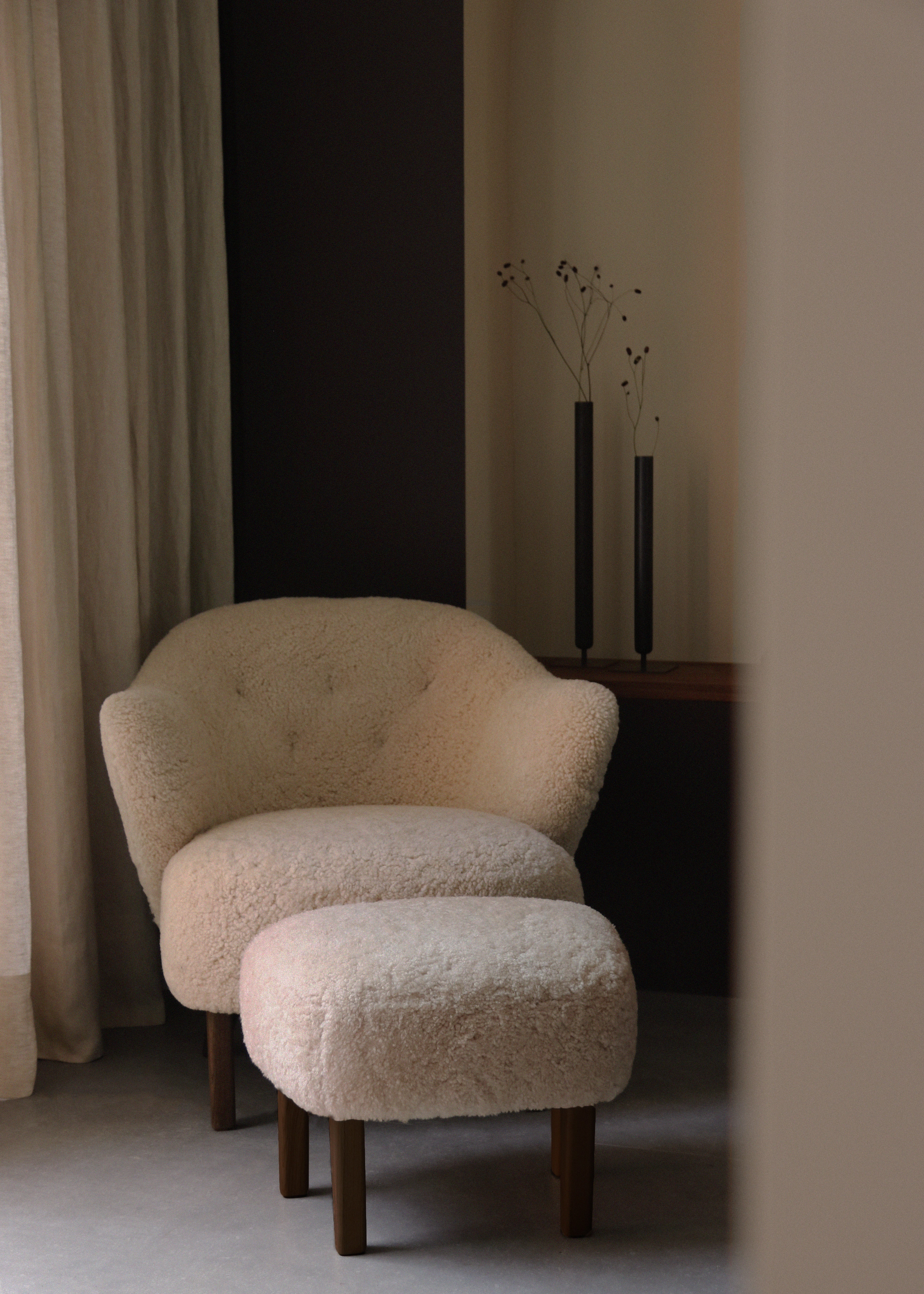 INGEBORG footstool brown sheepskin with oak base [Julia]