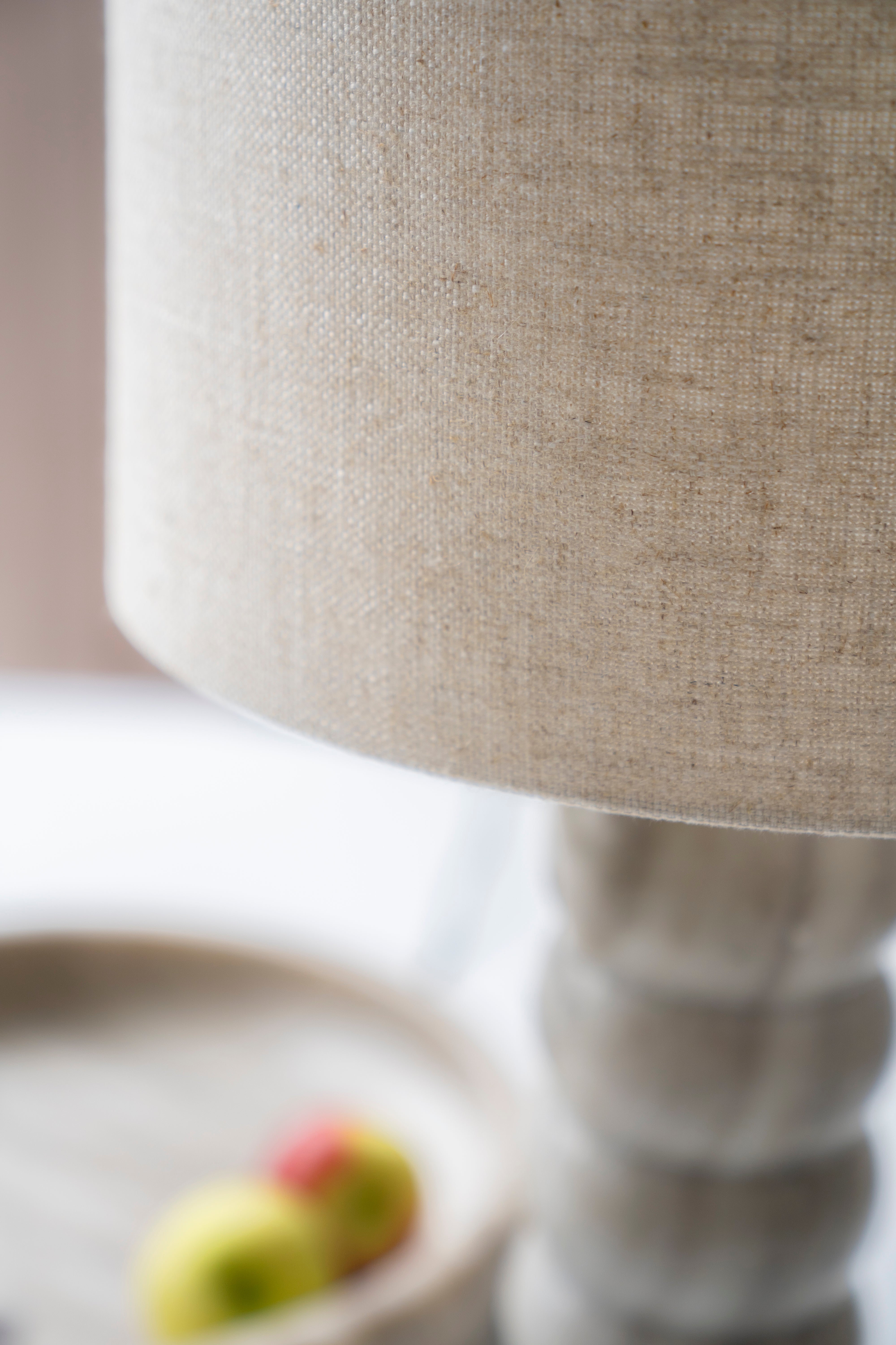 Tischlampe PATRON beige Marmor mit cremefarbenem Schirm