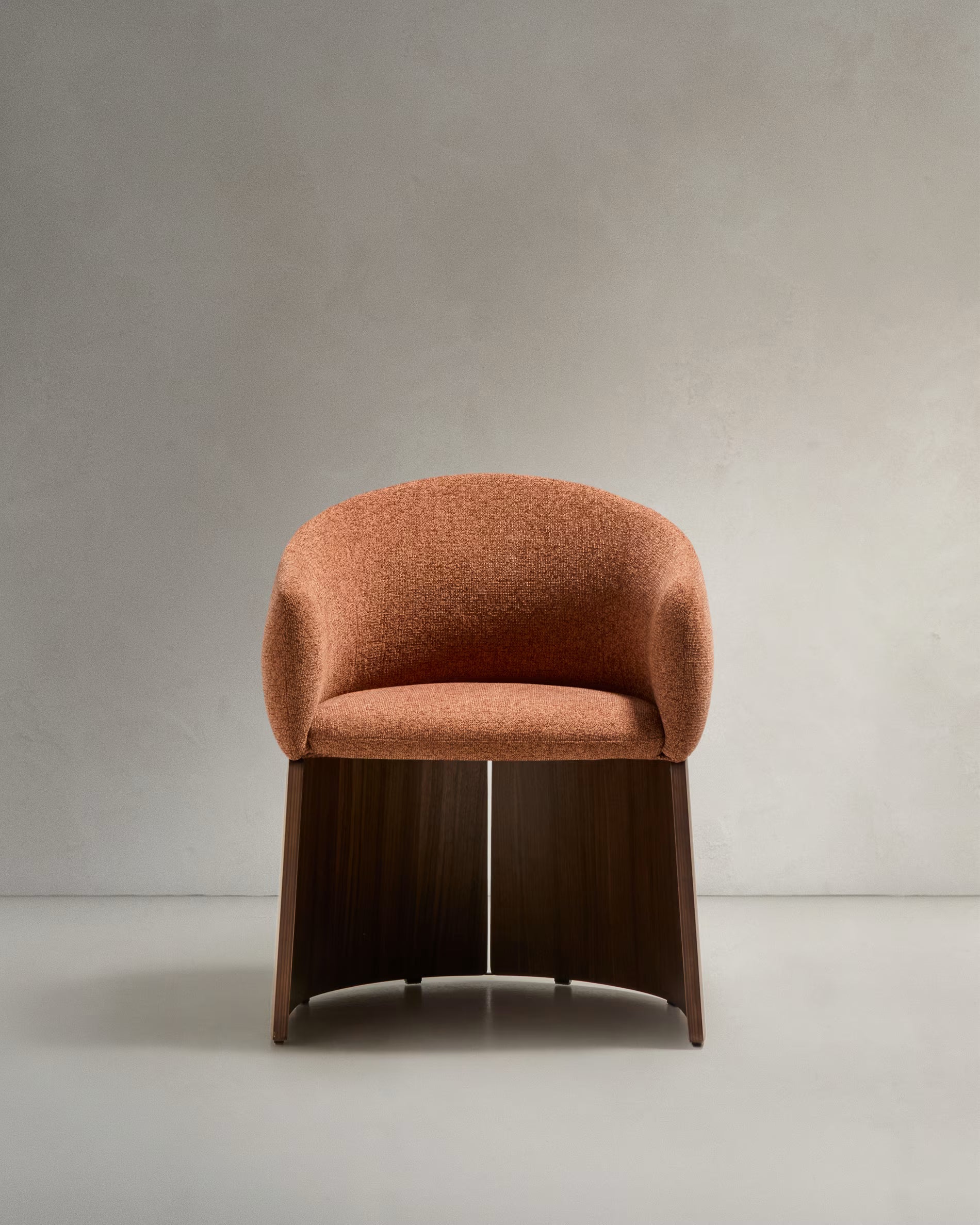 Stuhl BOSCA ziegelroter Chenille mit einer Basis aus Nussbaumfurnier