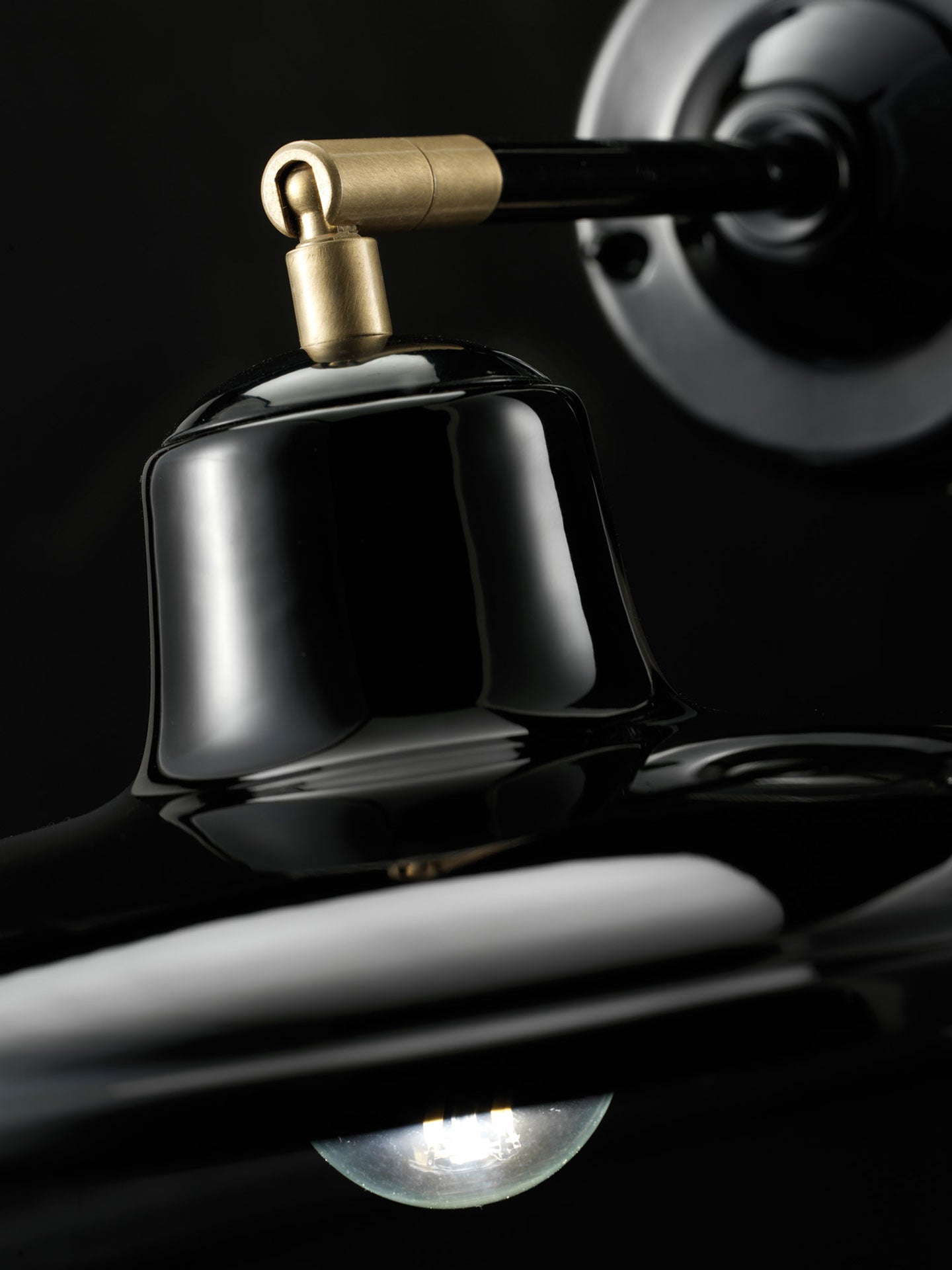 B&W black ceramic wall lamp with brass finish