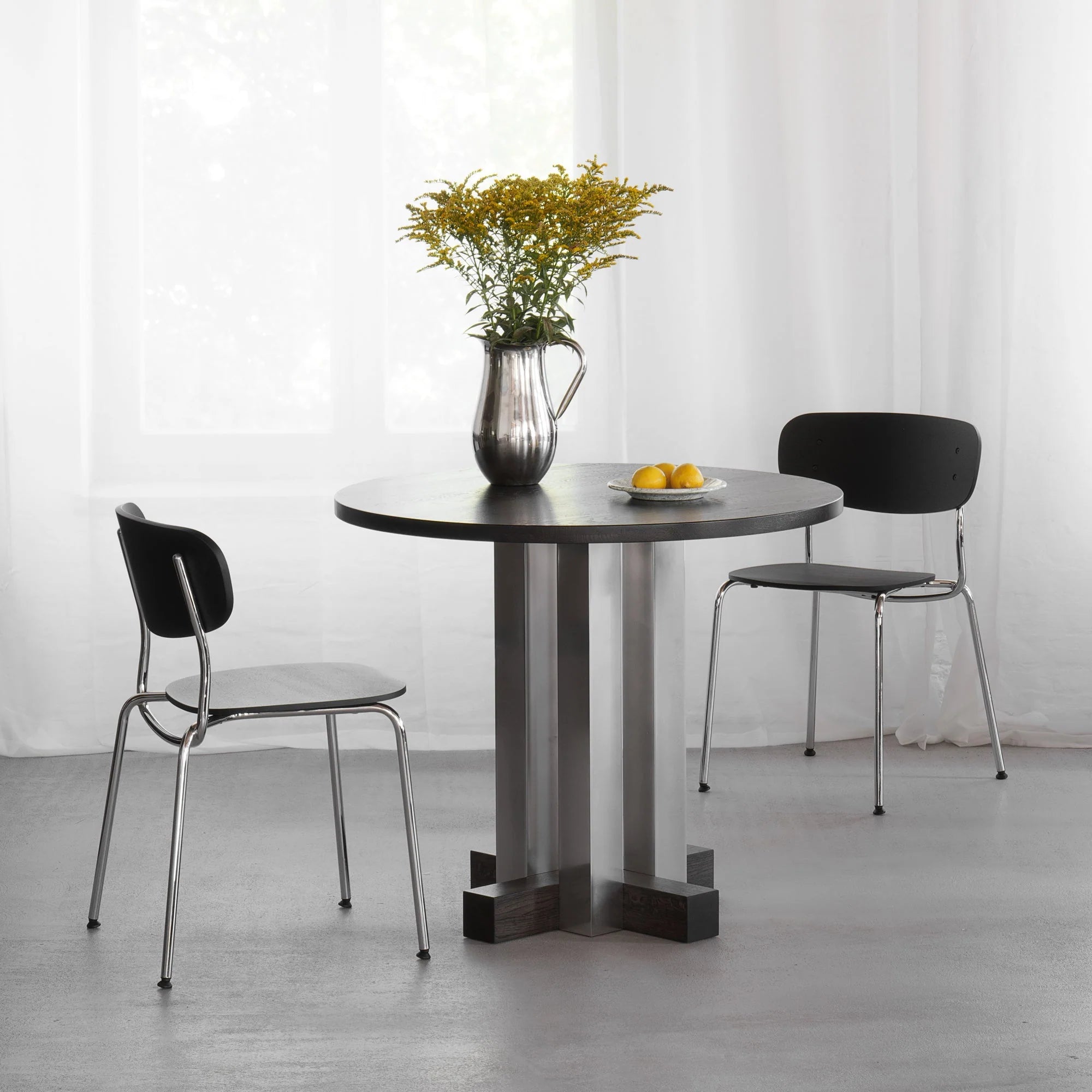 CRUZ round table in aluminum with oak wood
